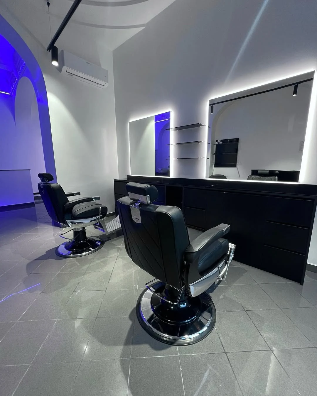 Il salone Fresh House: poltrone nere, specchi retroilluminati, in bianco e nero