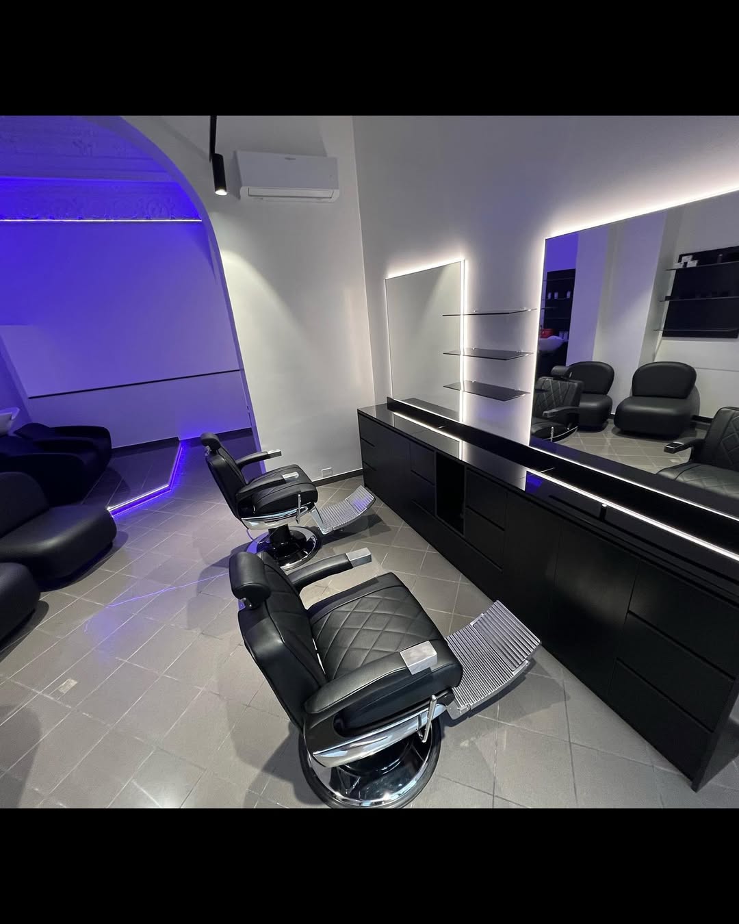 Le poltrone e gli specchi di Fresh House Studio